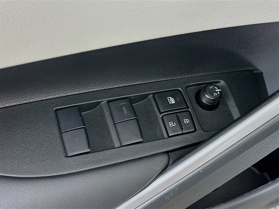 2026 Toyota Corolla Cross L - Image 18