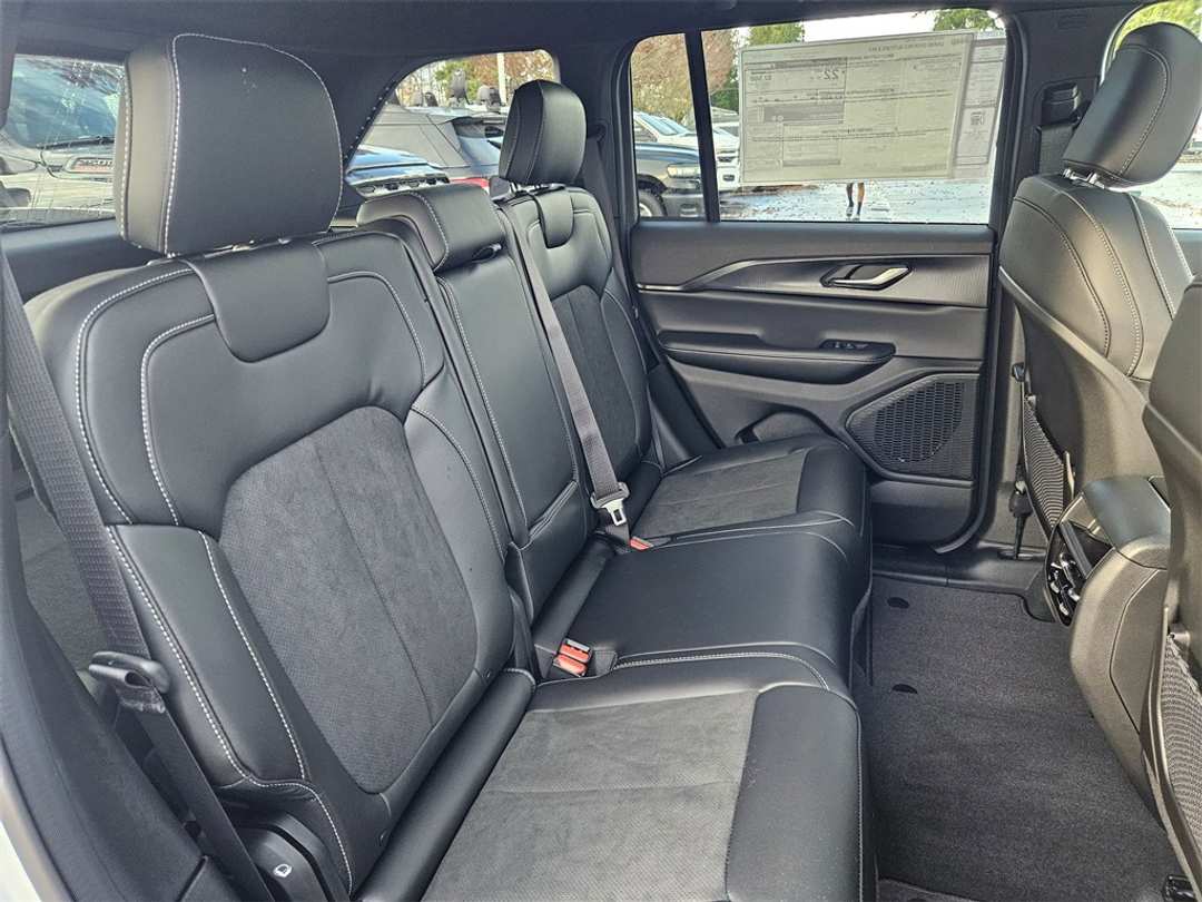 2025 Jeep Grand Cherokee Altitude X - Image 33