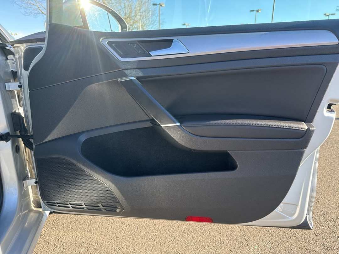 2015 Volkswagen E-Golf SEL Premium - Image 26