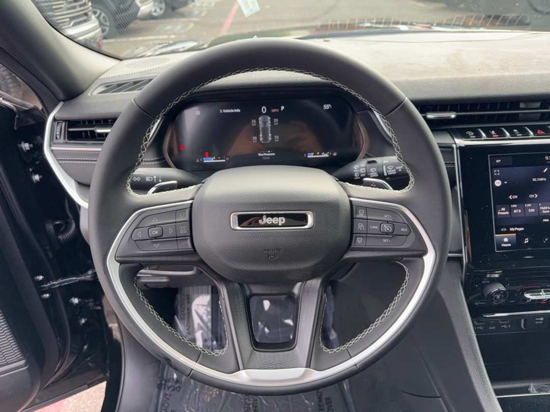 2025 Jeep Grand Cherokee Laredo X - Image 17