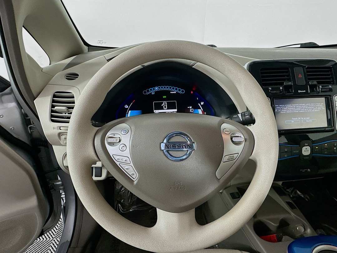 2011 Nissan LEAF SL - Image 12
