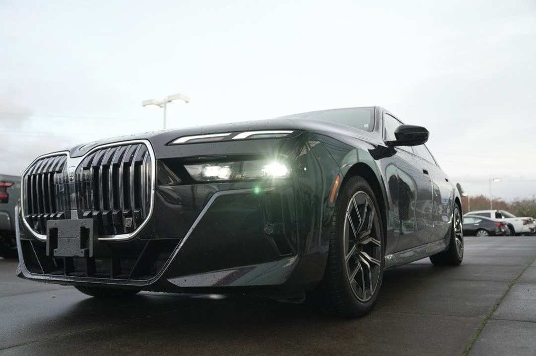 2024 BMW 7 Series 740i - Image 2