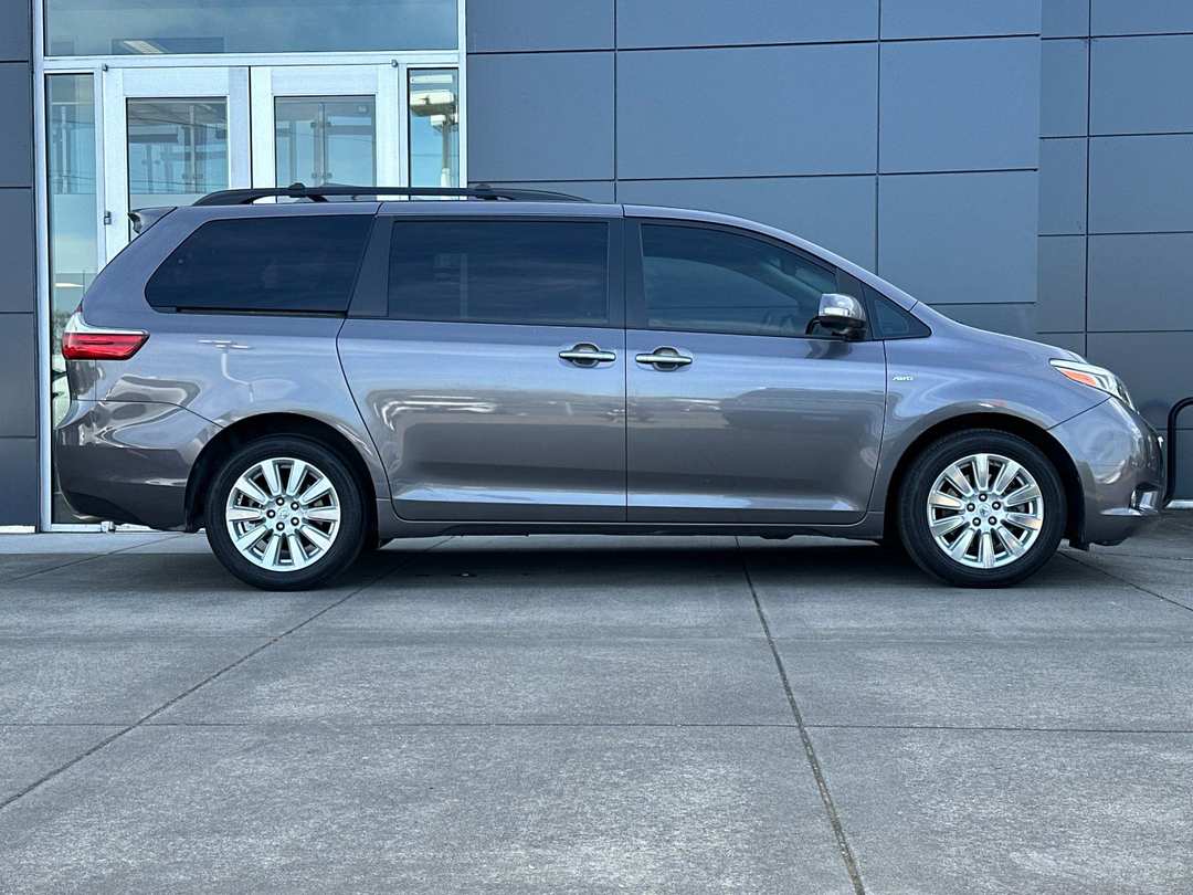 2017 Toyota Sienna Limited Premium - Image 2