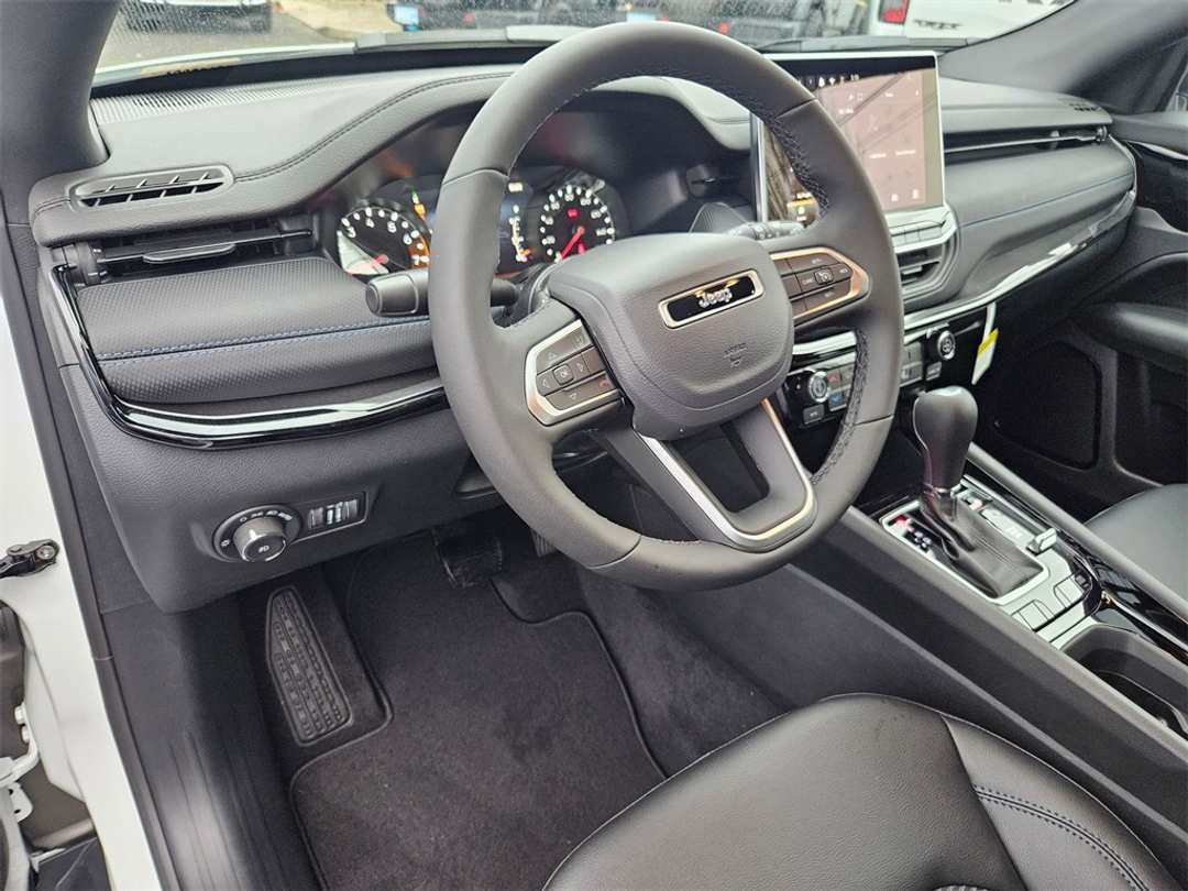 2026 Jeep Compass Latitude - Image 13