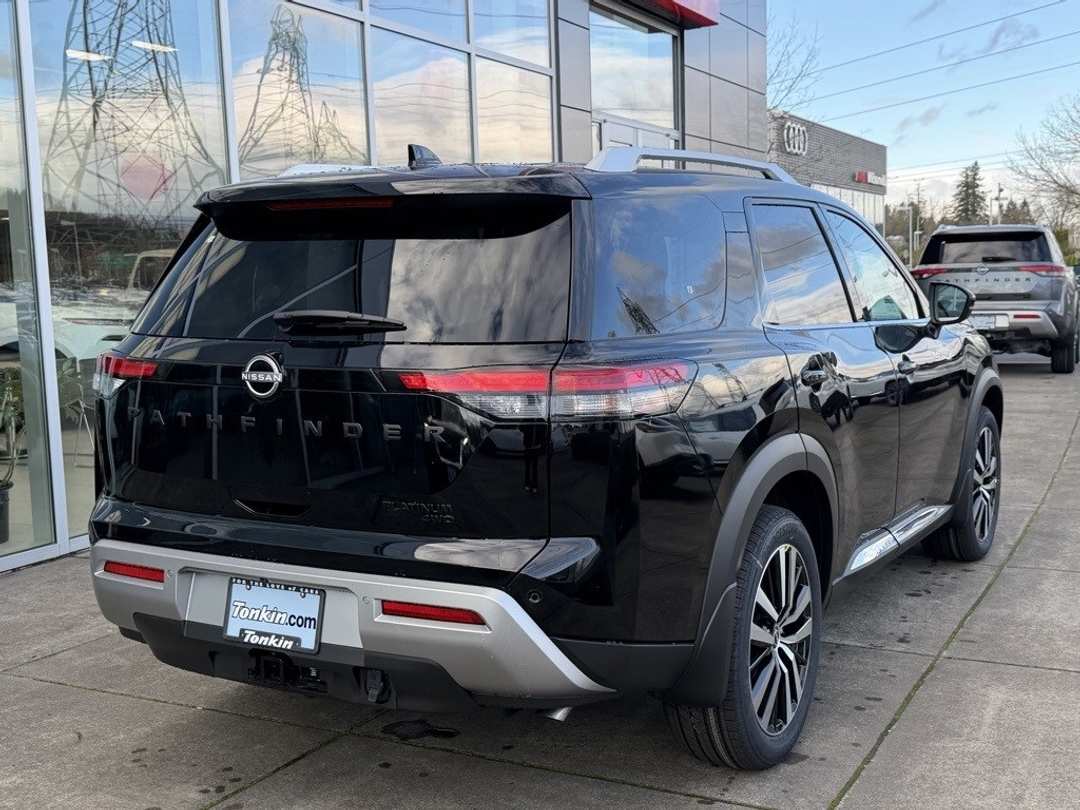 2025 Nissan Pathfinder Platinum - Image 7