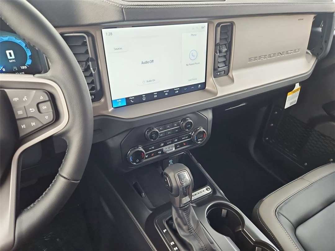 2025 Ford Bronco Outer Banks - Image 18