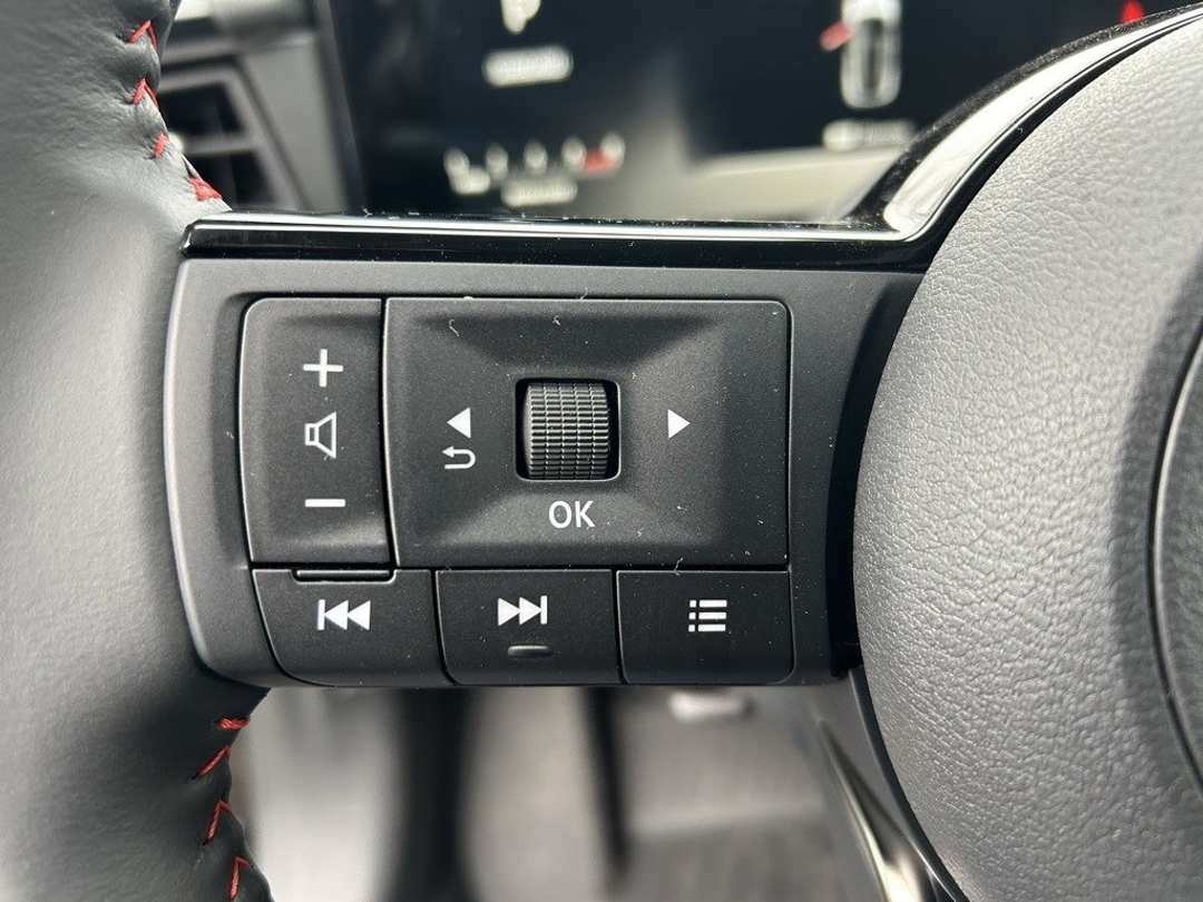 2025 Nissan Kicks SR - Image 13