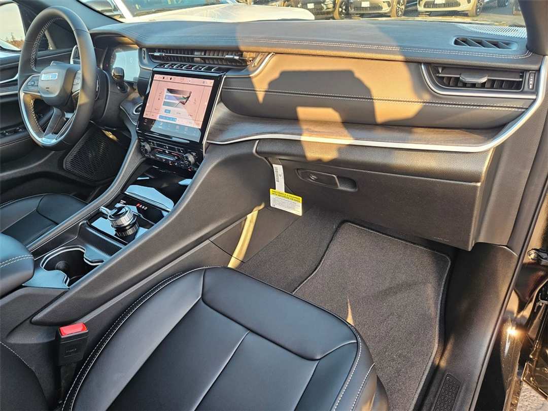 2025 Jeep Grand Cherokee Limited - Image 36