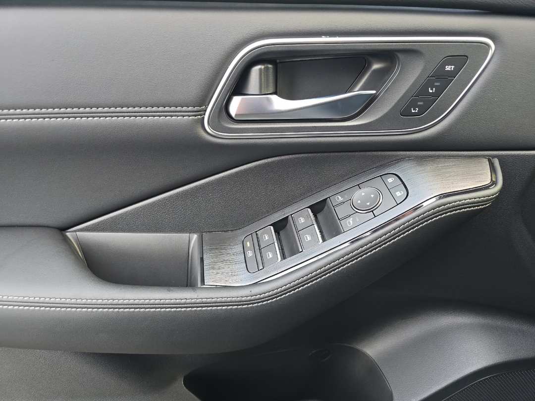 2026 Nissan Rogue Platinum - Image 10