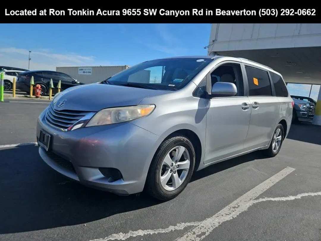 2017 Toyota Sienna LE - Image 3