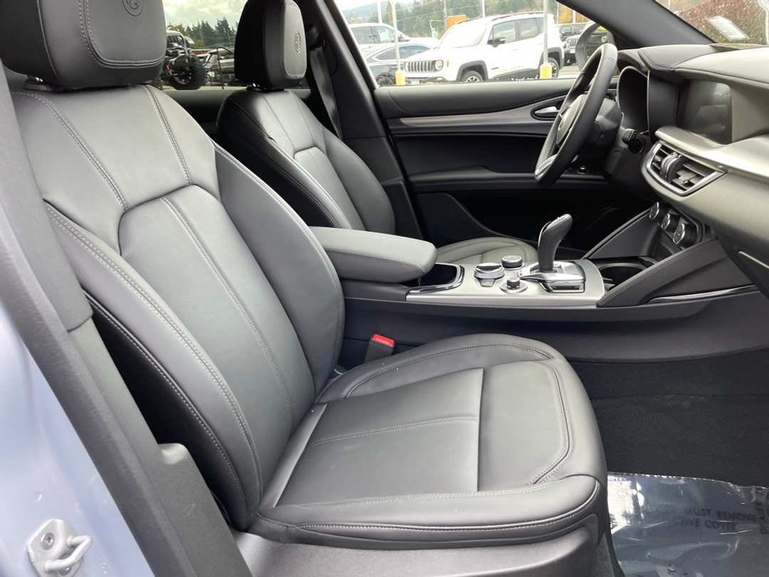 2024 Alfa Romeo Stelvio Ti - Image 32