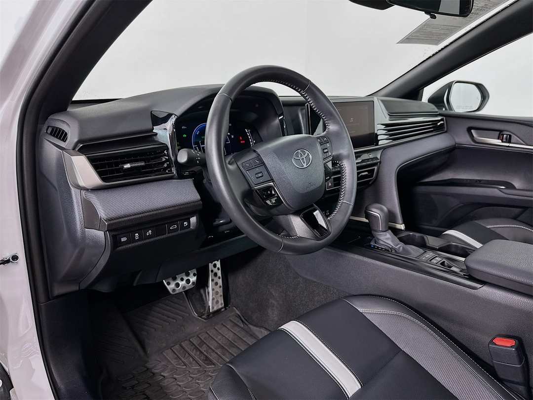 2025 Toyota Camry SE - Image 9