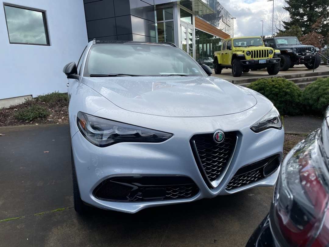 2024 Alfa Romeo Stelvio Ti - Image 2