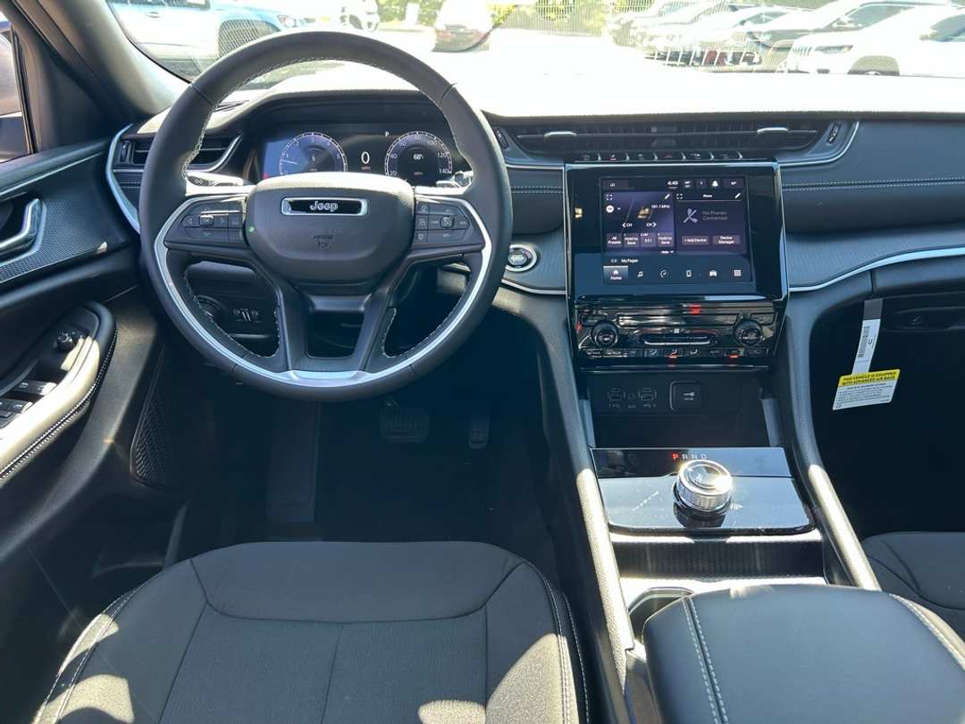 2025 Jeep Grand Cherokee Laredo X - Image 24