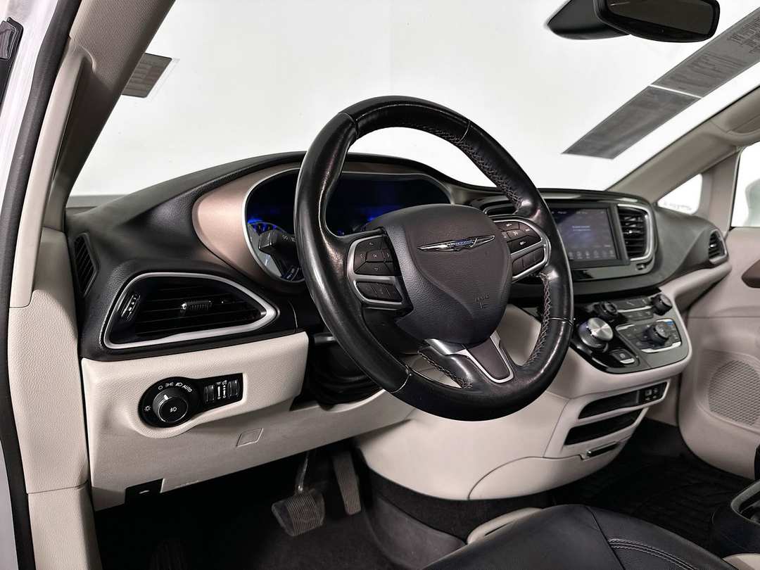 2019 Chrysler Pacifica Touring L - Image 10