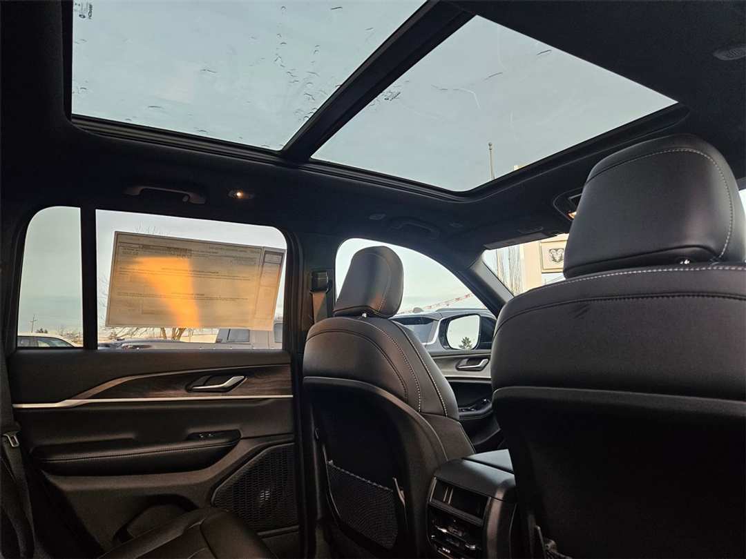 2025 Jeep Grand Cherokee Limited - Image 35