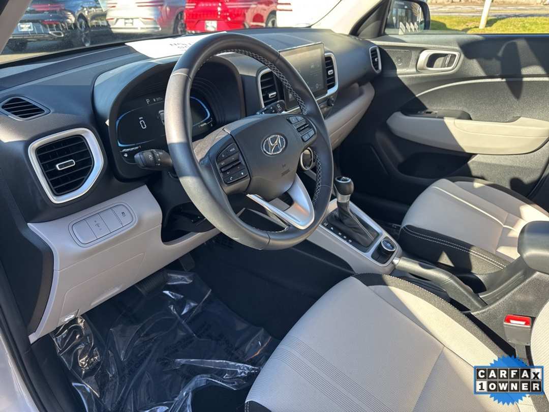 2025 Hyundai Venue SEL - Image 14