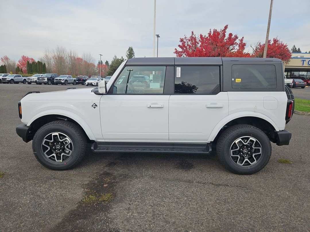 2025 Ford Bronco Outer Banks - Image 2
