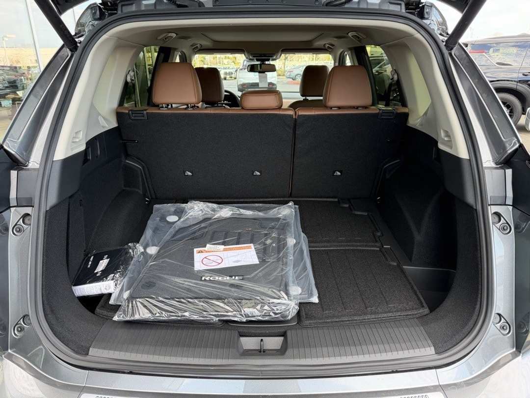 2026 Nissan Rogue Platinum - Image 10