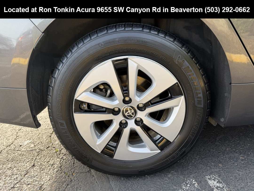 2017 Toyota Prius Three - Image 9