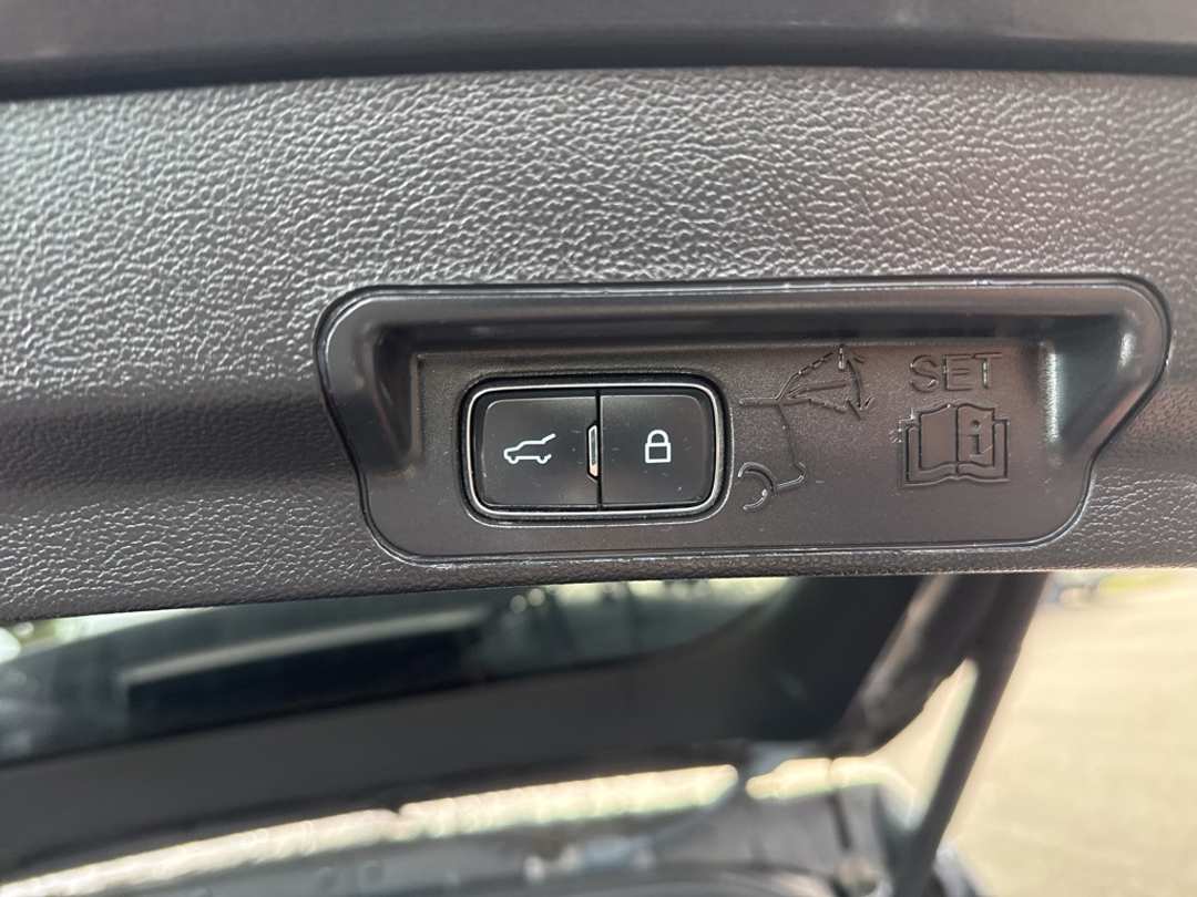 2020 Ford Explorer XLT - Image 23