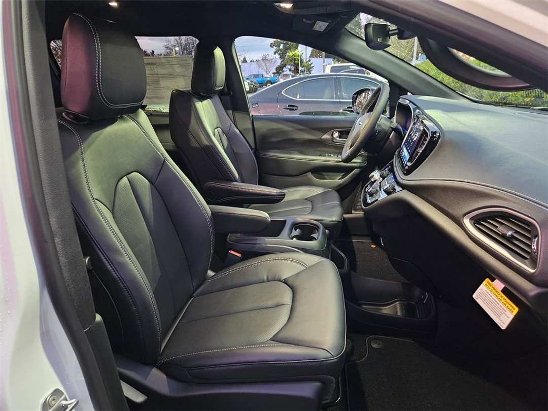 2026 Chrysler Pacifica Select - Image 38