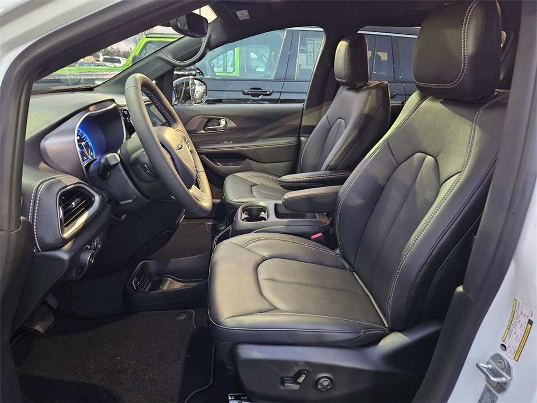 2026 Chrysler Pacifica Select - Image 14
