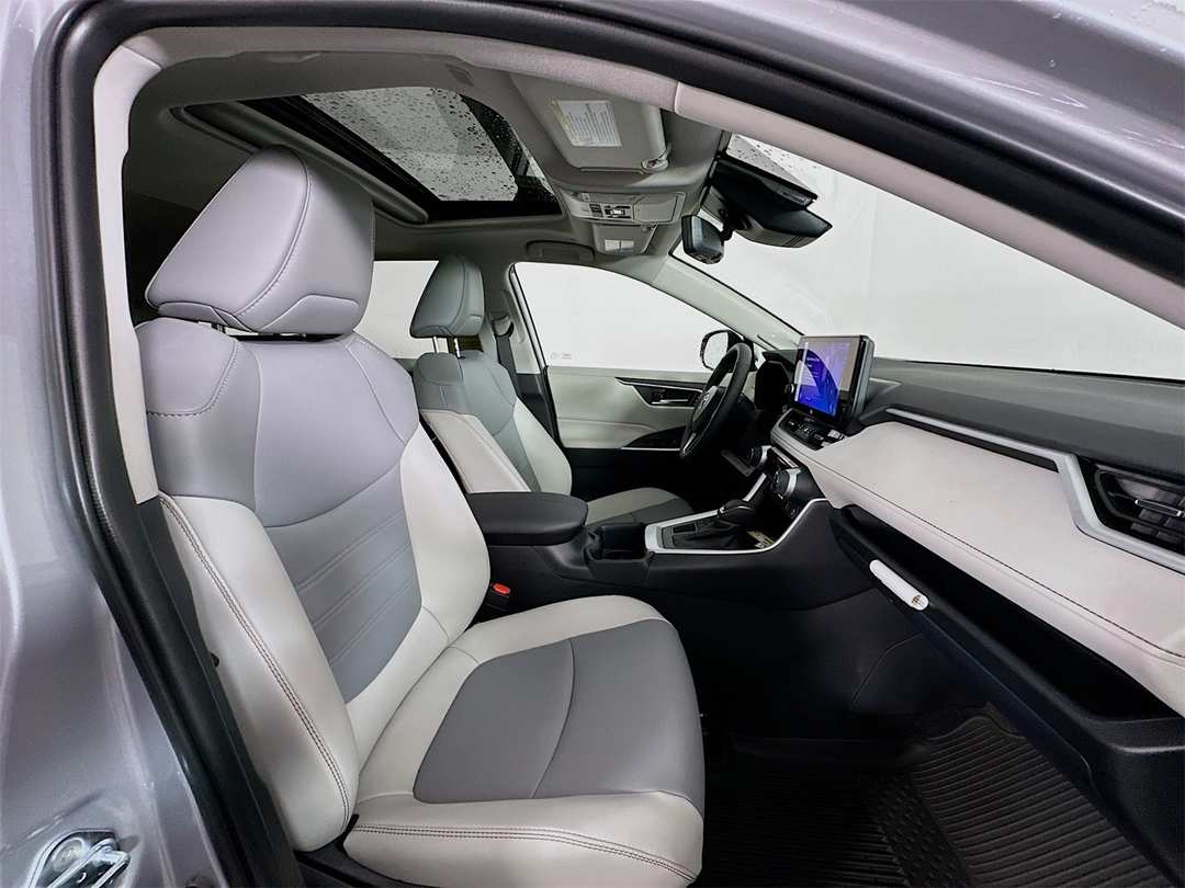2025 Toyota Rav4 XLE Premium - Image 30