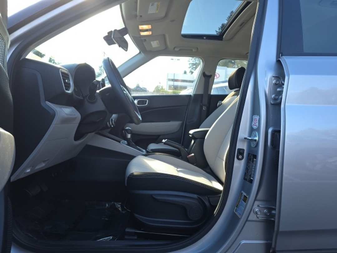 2025 Hyundai Venue SEL - Image 9