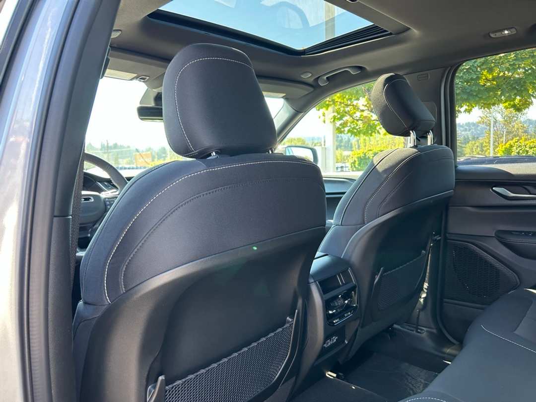 2025 Jeep Grand Cherokee Laredo X - Image 23