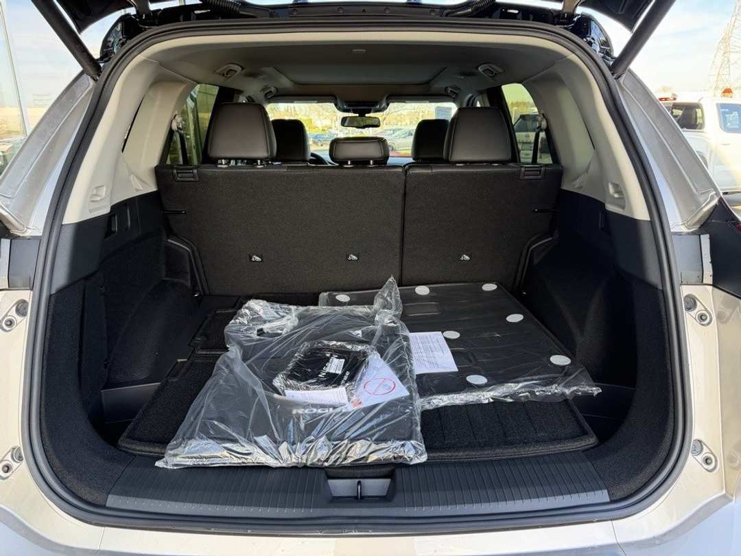 2026 Nissan Rogue Platinum - Image 13