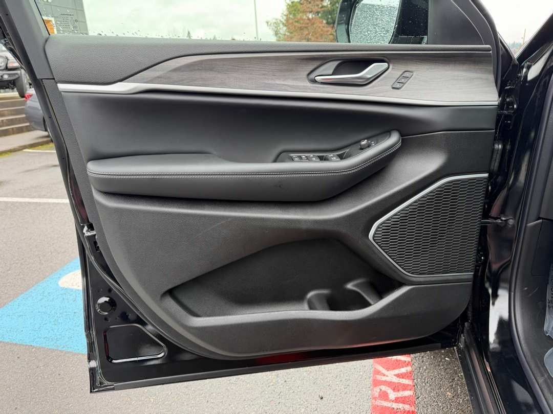 2026 Jeep Grand Cherokee Limited - Image 12