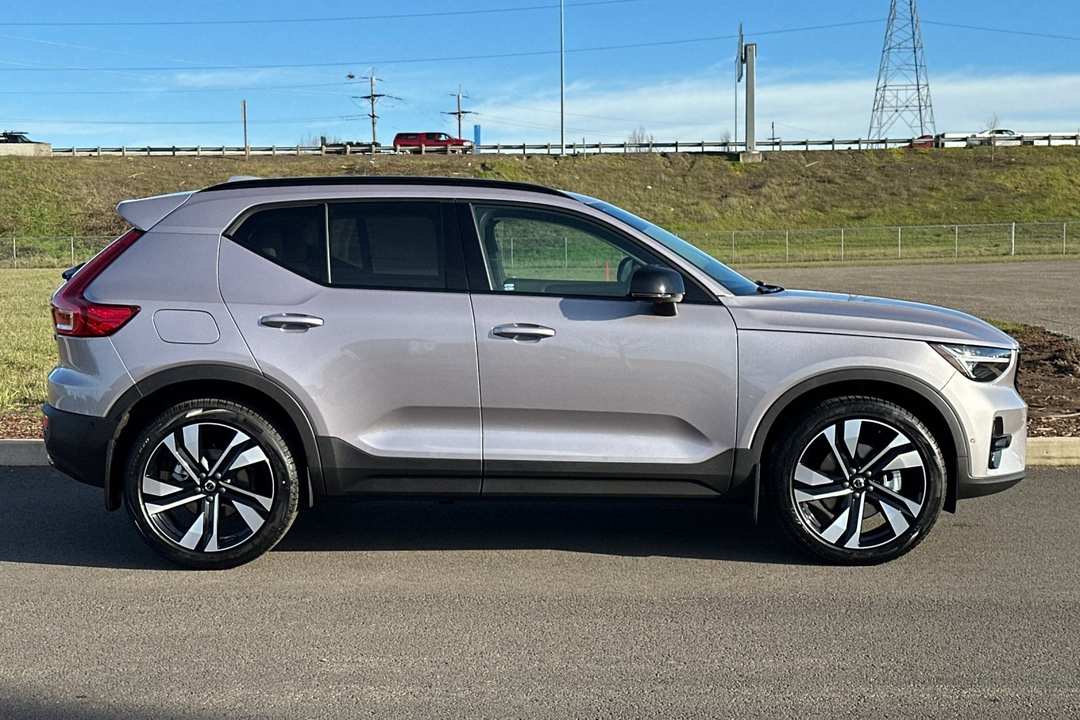2026 Volvo Xc40 B5 Plus - Image 2