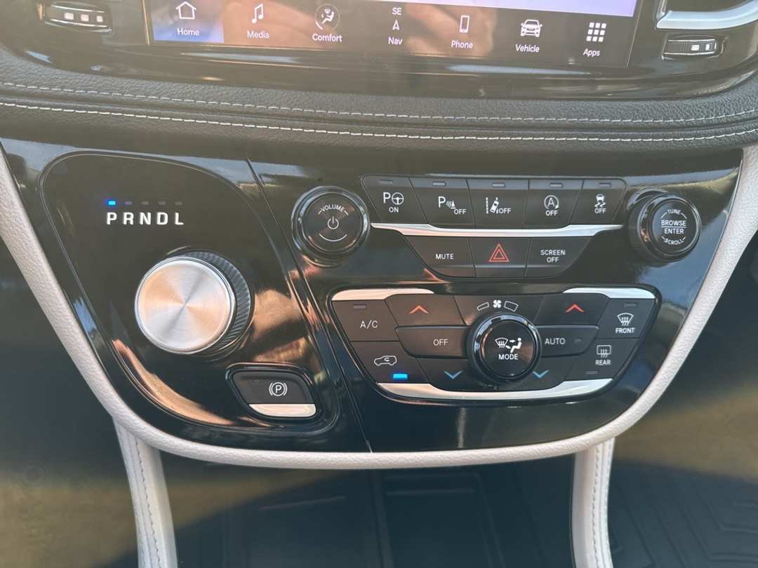 2022 Chrysler Pacifica Limited - Image 18