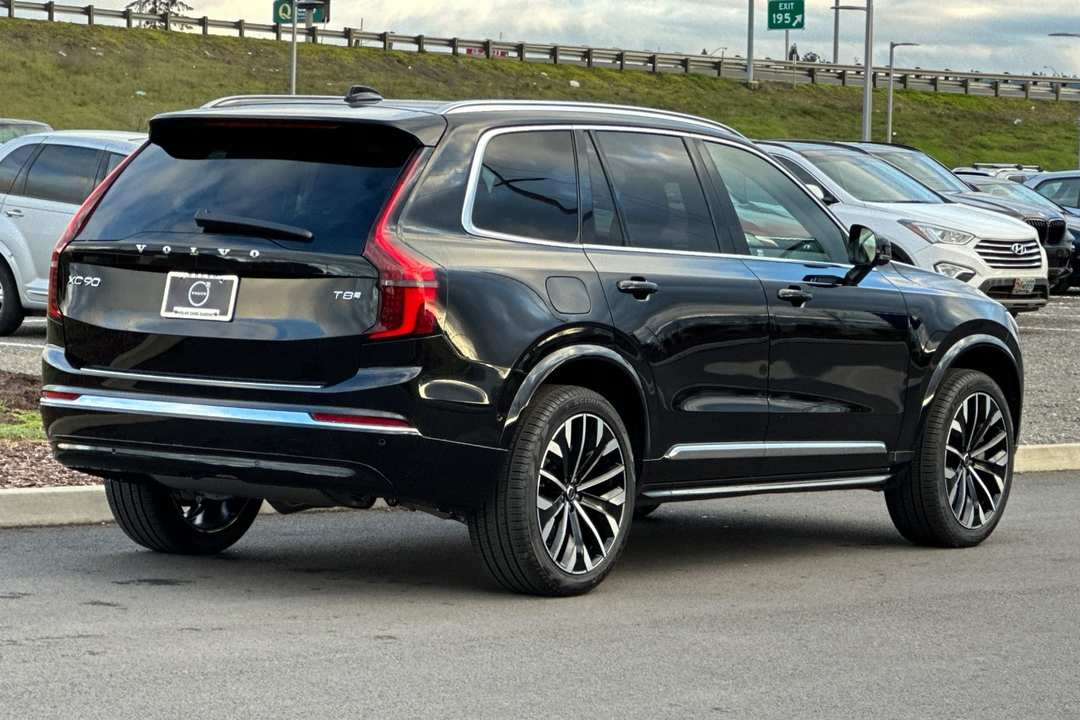 2026 Volvo Xc90 T8 Plus - Image 3