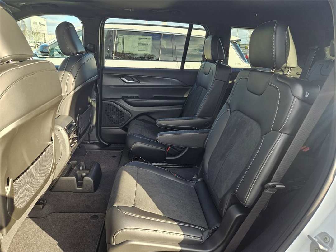 2025 Jeep Grand Cherokee L Altitude X - Image 28