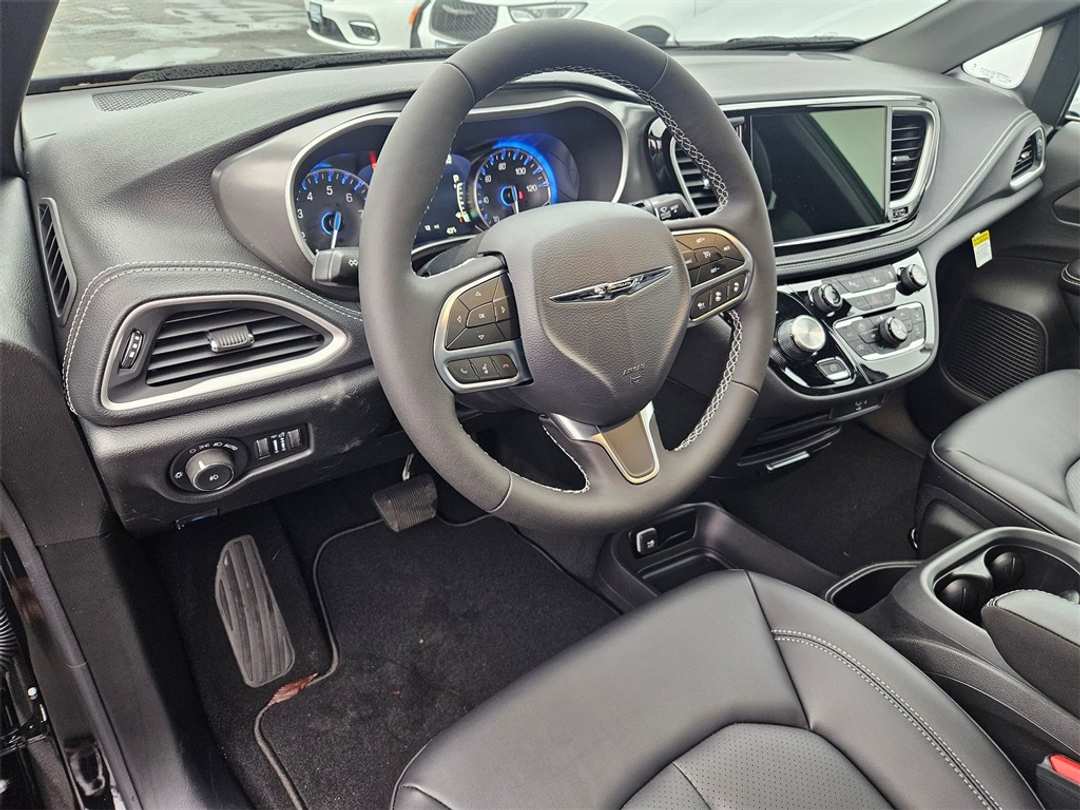 2026 Chrysler Pacifica Select - Image 13