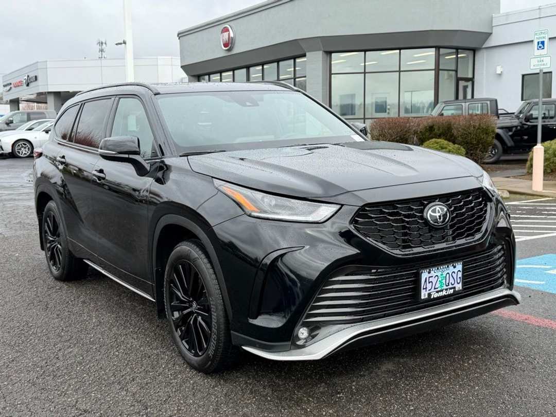 2025 Toyota Highlander XSE - Image 2