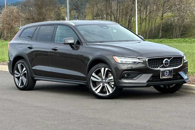 2025 Volvo V60 Cross Country B5 Plus