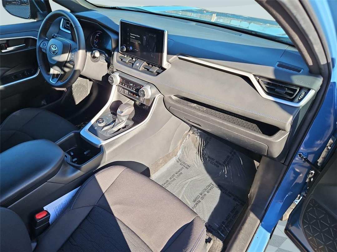 2023 Toyota Rav4 SE - Image 28