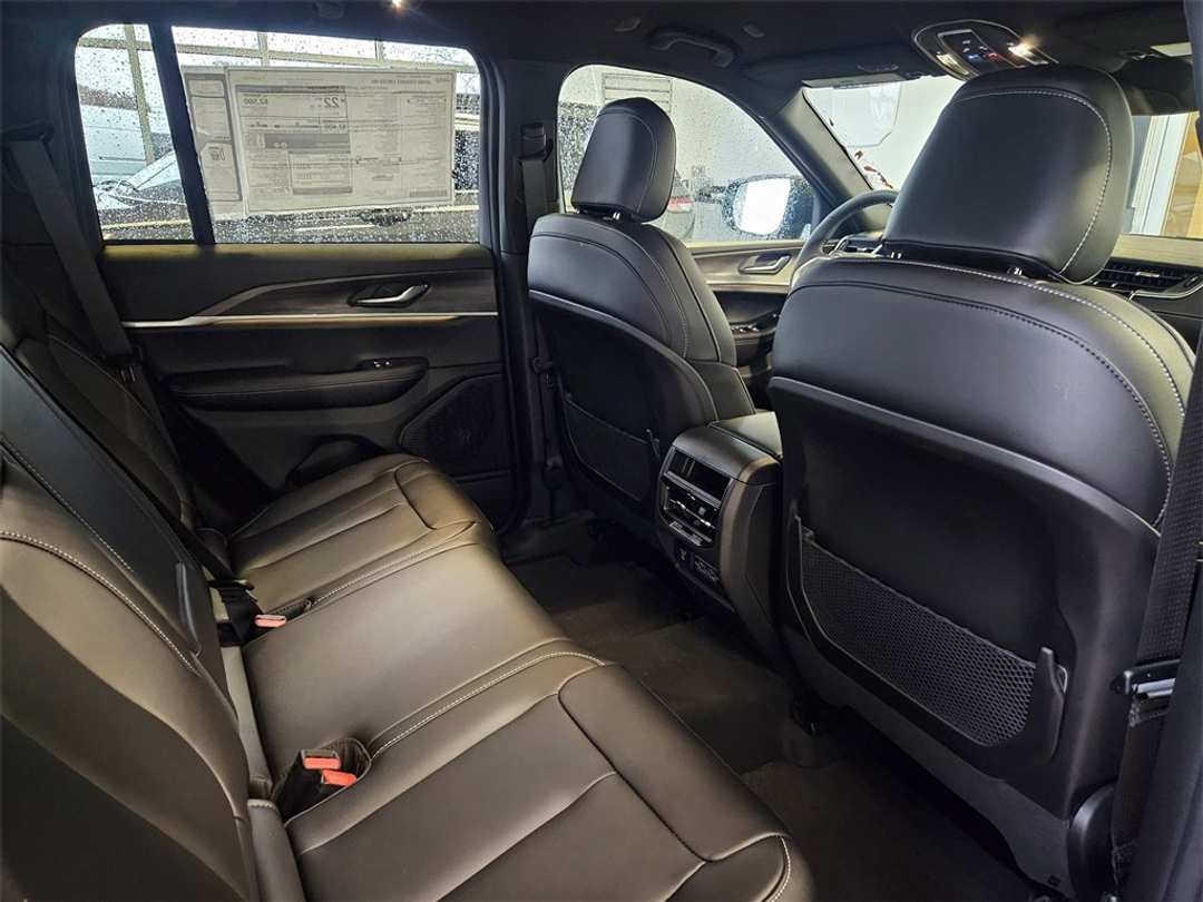 2025 Jeep Grand Cherokee Limited - Image 35