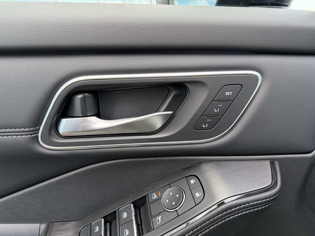 2026 Nissan Rogue Platinum - Image 12