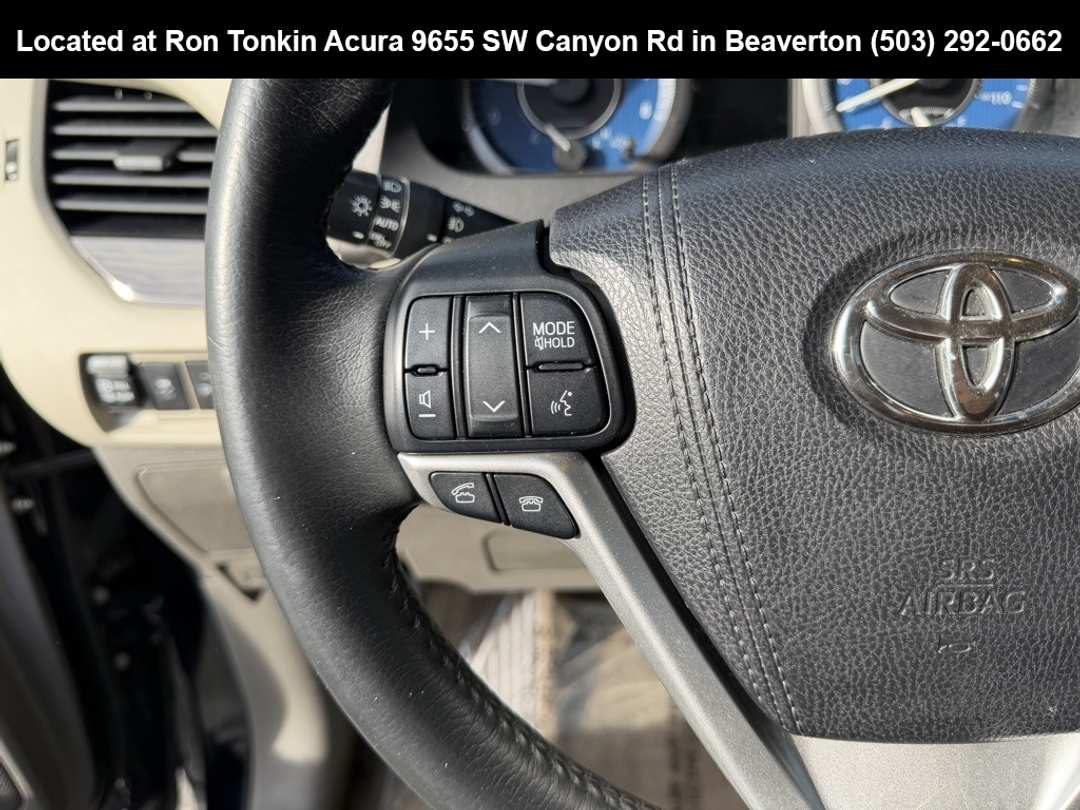 2017 Toyota Sienna XLE - Image 16