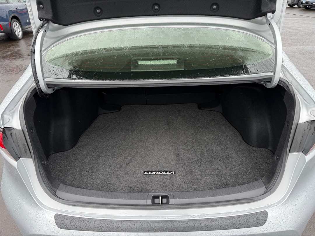 2022 Toyota Corolla LE - Image 11