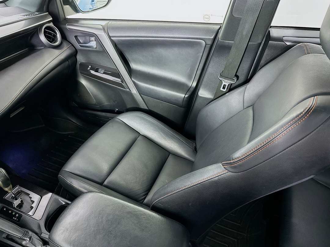 2016 Toyota Rav4 SE - Image 24