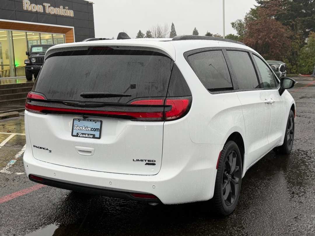2026 Chrysler Pacifica Limited - Image 8