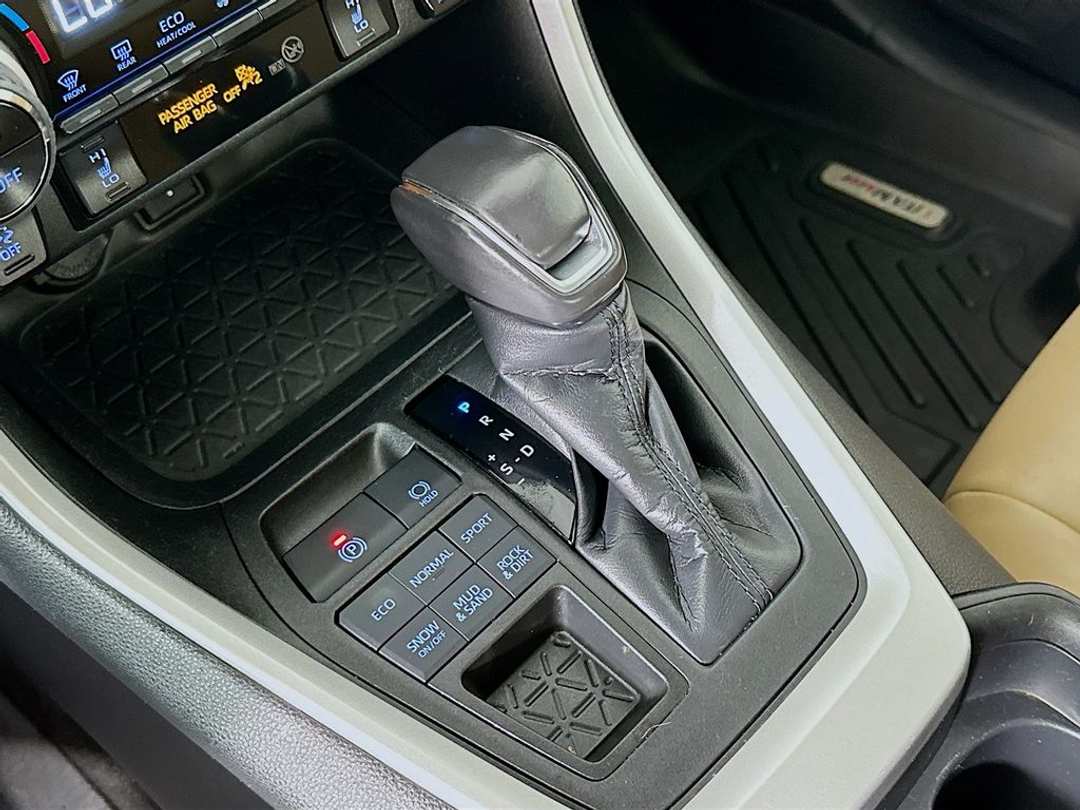 2020 Toyota Rav4 XLE Premium - Image 18