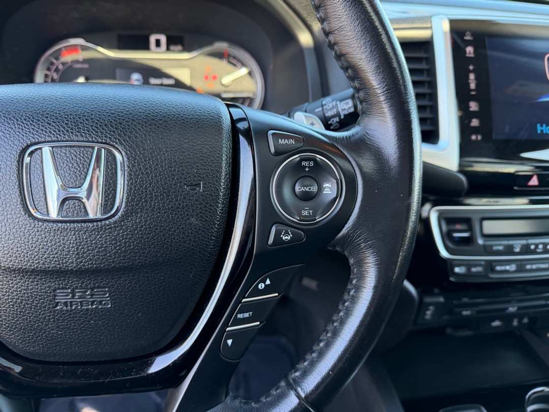 2017 Honda Pilot Touring - Image 19