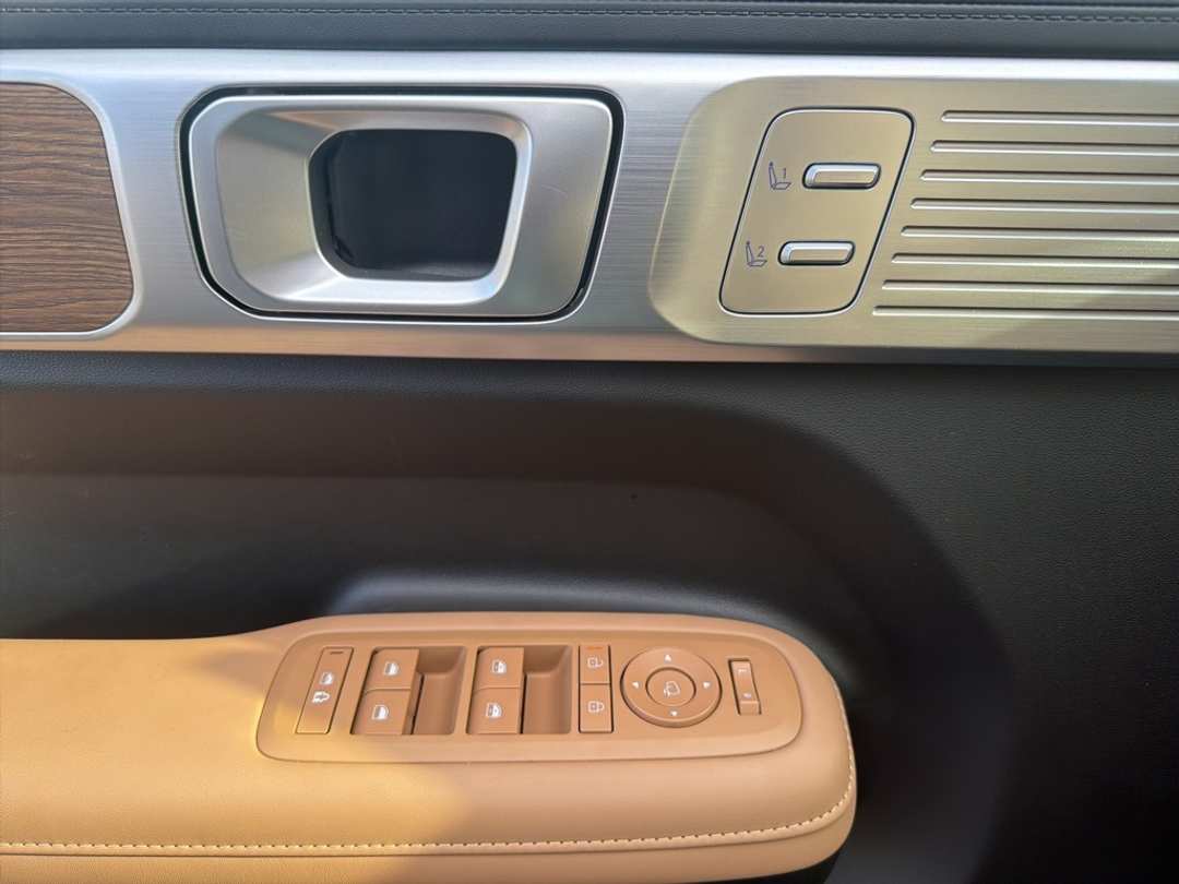 2025 Hyundai Santa Fe Limited - Image 12