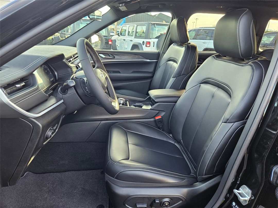 2025 Jeep Grand Cherokee Limited - Image 13